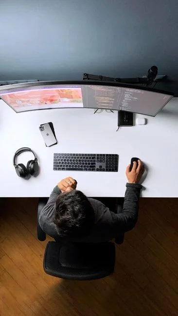 Un espacio de trabajo contemporáneo con una laptop, una tablet y smartphones, ideal para uso tecnológico y freelance.